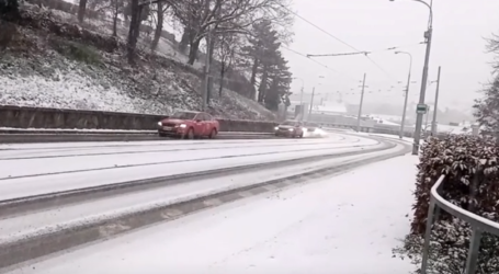 Brno zasypane śniegiem. Trudna sytuacja na drogach
