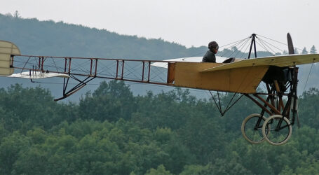 110 lat czeskiego lotnictwa. Jan Kašpar przeleciał z Pardubic do Pragi w 92 minuty