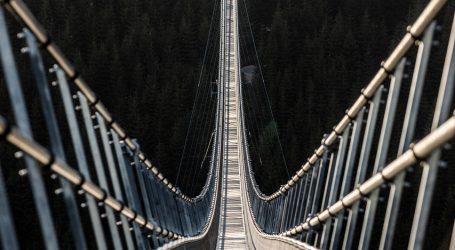 Najdłuższy na świecie wiszący most dla pieszych w Dolní Moravie ma już dwa lata