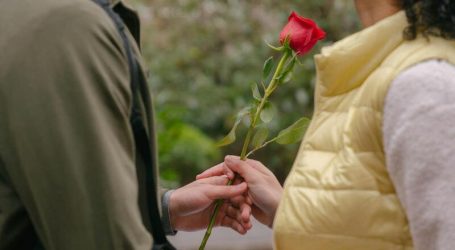 Walentynki po czesku: Bez wielkich gestów, ale z otwartym portfelem. Luty żniwami dla aplikacji randkowych